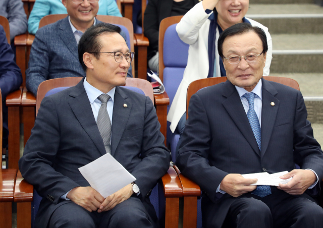 더불어민주당 이해찬 대표와 홍영표 원내대표가 17일 국회에서 열린 의원총회에서 대화하고 있다. 연합뉴스