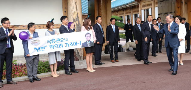 문재인 대통령과 부인 김정숙 여사가 18일 오전 청와대에서 남북정상회담이 열리는 평양으로 향하기 위해 관저를 나서다 직원들의 환송을 받고 있다. 연합뉴스