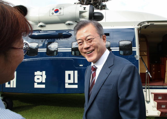 문재인 대통령이 18일 오전 청와대 남북정상회담이 열리는 평양으로 출발하기 위해 청와대에서 전용 헬기에 오르다 환송하는 직원을 보고 활짝 웃고 있다. 연합뉴스
