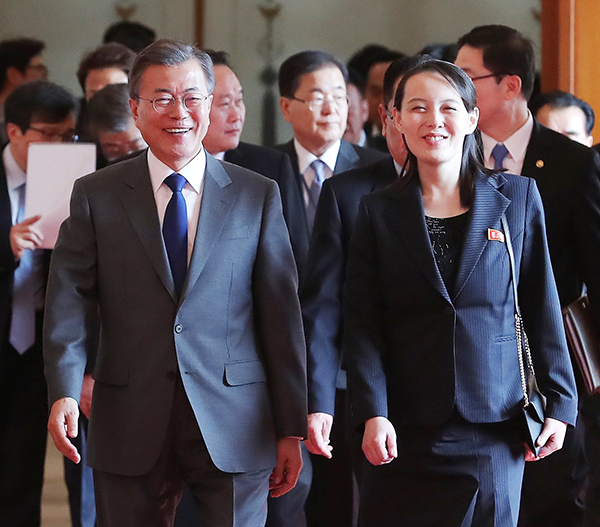 방남 당시 김여정(오른쪽)과 문재인 대통령. 연합뉴스