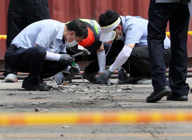 21일 오후 부산 북항 자성대부두 내 붉은 불개미가 발견된 컨테이너 야적장에서 농림축산검역본부가 전문가와 함께 합동 조사를 하고 있다. 항만 야적장에서 붉은 불개미가 나온 것은 지난해 9월 부산 감만부두와 이달 경기 평택항컨테이너터미널에 이어 이번이 세 번째다. 연합뉴스