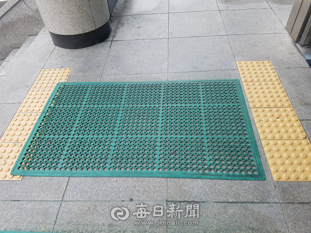 안동시외버스터미널 입구에 시각장애인용 점자 보도블록 위에 신발 이물질 떨이용 발판이 놓여있다. 전종훈 기자