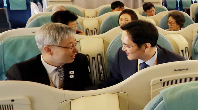 18일 오전 경기도 성남 서울공항에서 2018 평양 남북정상회담 특별수행원 자격으로 평양을 방문하는 김현철 대통령 경제보좌관과 이재용 삼성전자 부회장이 공군 1호기에 탑승해 대화하고 있다. 연합뉴스