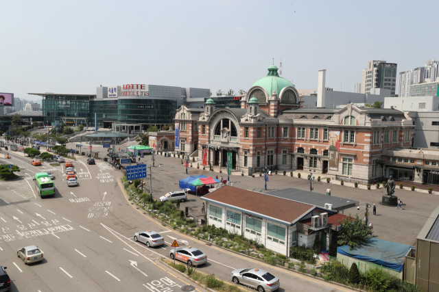 해마다 추석이나 설 명절이 찾아오면 서울역은 선물꾸러미를 든 사람들로 북새통을 이룬다. 일제강점기인 1925년 준공된 옛 서울역사는 특히나 고속도로망이 미비했던 시절에 핵심적인 귀성·귀경 통로였다. 옛 서울역사는 2004년 생긴 KTX 신역사에 본래의 기능을 넘기고 2011년 