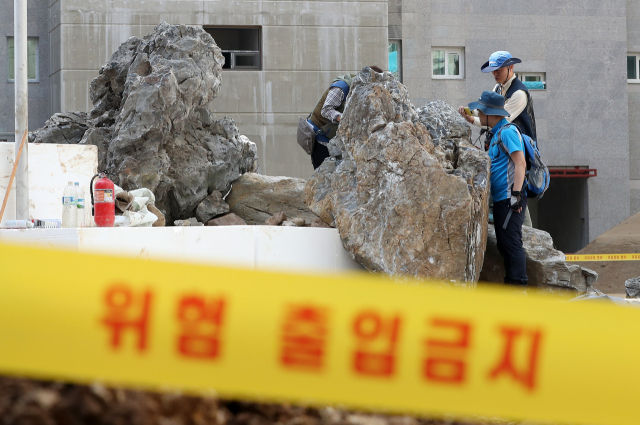 조경용 중국산 석재에서 붉은불개미가 발견된 대구 북구 한 아파트 건설현장에서 환경 당국 관계자들이 18일 오전 합동조사를 하고 있다. 연합뉴스