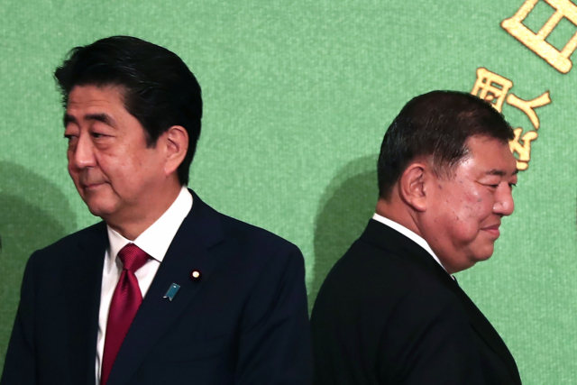 지난 14일 자민당 총재 선거 토론회에 참석한 아베 신조 일본 총리(왼쪽)와 이시바 시게루 전 국방상. 연합뉴스