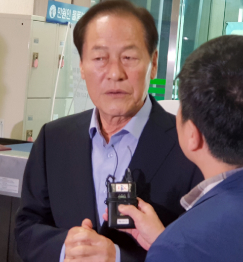 경북경찰청 광역수사대가 뇌물수수 혐의로 구속영장을 신청한 김영석 전 경북 영천시장이 구속 전 피의자 심문(영장실질심사)을 위해 지난해 11월 2일 대구지법에 출석하고 있다. 연합뉴스 DB
