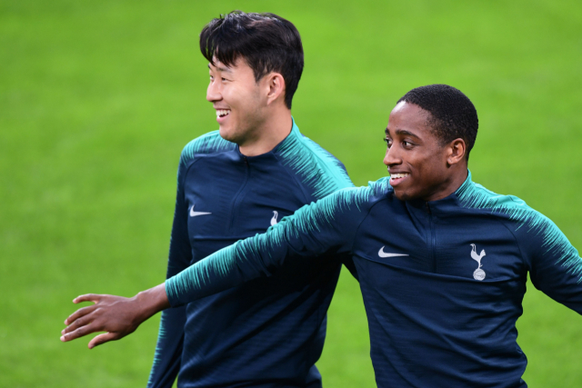 토트넘 홋스퍼의 공격수 손흥민(왼쪽)이 2018-2019 유럽축구연맹(UEFA) 챔피언스 리그 조별리그 B조 1차전 인터밀란과의 경기를 하루 앞둔 17일(현지시간) 이탈리아 밀라노 산시로 경기장에서 연습하던 중 미소를 보이고 있다. 연합뉴스