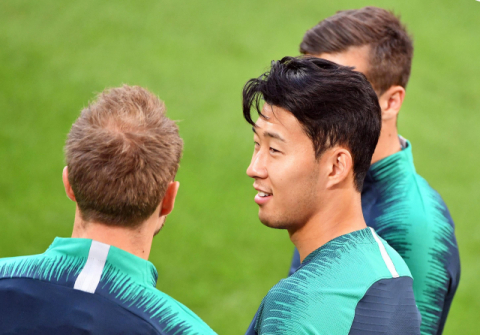 손흥민(토트넘)이 19일(한국시간) 열리는 인터 밀란과의 유럽축구연맹(UEFA) 챔피언스리그 B조 1차전을 앞두고 팀 훈련에 참가해 미소를 짓고 있다. EPA연합뉴스