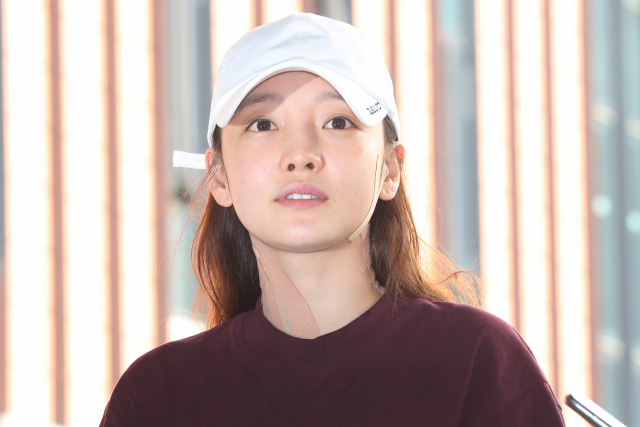 전 남자친구와 폭행여부를 두고 공방을 벌이고 있는 아이돌 그룹 카라 출신인 구하라(27)가 18일 오후 서울 강남경찰서에 출석, 취재진의 질문을 듣고 있다. 구 씨는 지난 13일 새벽 전 남자친구 A씨 폭행 논란에 대해 쌍방폭행을 주장하고 있다. 연합뉴스