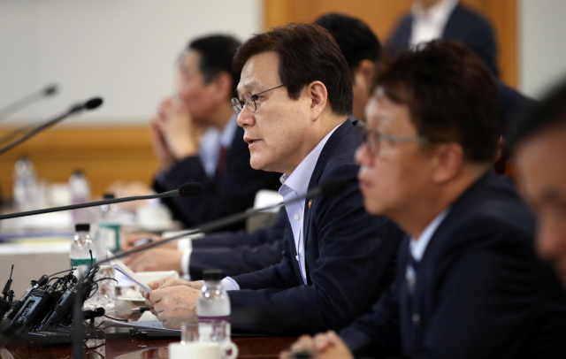 최종구 금융위원회 위원장이 18일 오후 서울 중구 전국은행연합회에서 열린 착오송금 구제를 위한 현장간담회에서 인사말을 하고 있다. 연합뉴스