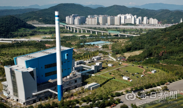 대구 금호지구 사수동 아파트 주민들이 인근 방천리 쓰레기 매립장에서 나오는 악취로 불편을 호소하고 있다. 대구쓰레기매립장에서 바라본 금호지구 아파트 단지. 우태욱 기자 woo@msnet.co.kr