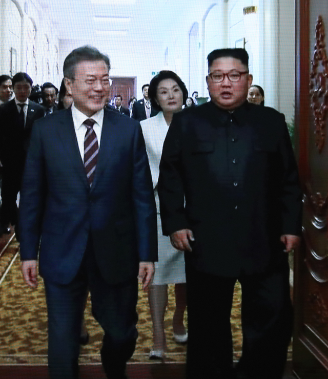 18일 서울 동대문디자인플라자(DDP)에 마련된 남북정상회담 메인프레스센터 대형모니터에 문재인 대통령이 숙소인 평양 백화원 영빈관에 도착해 김정은 북한 국무위원장과 대화하는 모습이 TV로 중계되고 있다. 연합뉴스