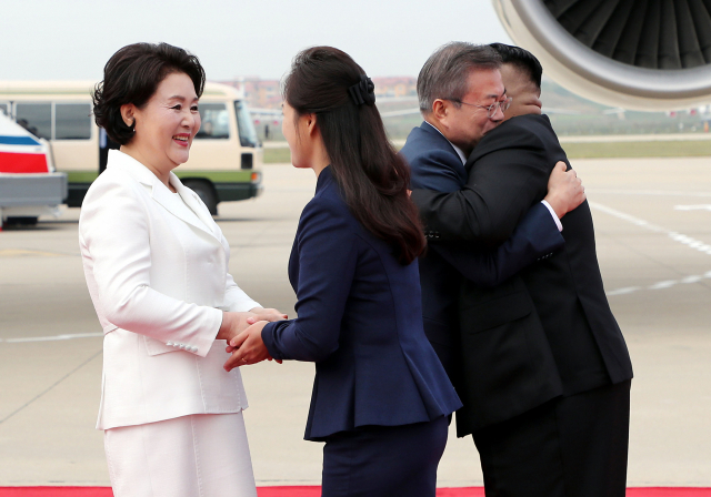 문재인 대통령과 부인 김정숙 여사가 18일 오전 평양 순안공항에 도착해 마중 나온 김정은 국무위원장과 부인 리설주 여사와 인사하고 있다. 평양사진공동취재단