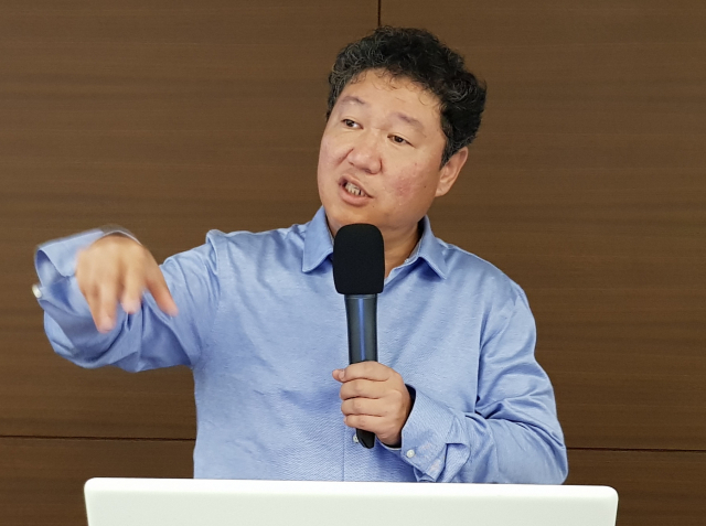 18일 김경훈 한국트랜드연구소장이 매일신문 CEO포럼 제5기 3주 차 강의를 진행하고 있다. 배형욱 기자