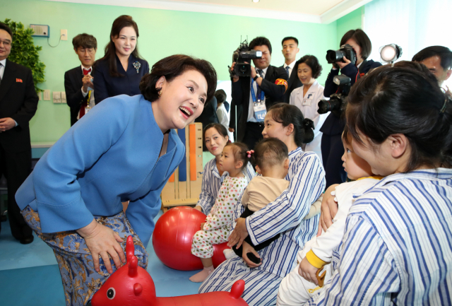 문재인 대통령 부인 김정숙 여사와 김정은 북한 국무위원장 부인 리설주 여사가 18일 오후 평양 옥류아동병원을 방문, 어린이 환자들을 격려하고 있다. 연합뉴스