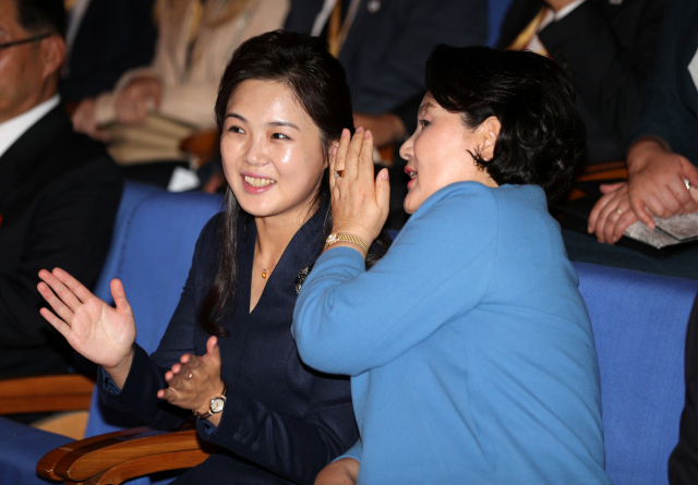 문재인 대통령의 부인 김정숙 여사와 김정은 북한 국무위원장의 부인 리설주 여사가 18일 오후 평양 음악종합대학을 방문, 오케스트라 공연을 관람하며 대화하고 있다. 연합뉴스