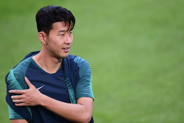 토트넘 홋스퍼의 손흥민이 2018-2019 유럽축구연맹(UEFA) 챔피언스 리그 조별리그 B조 1차전 인터밀란과의 경기를 하루 앞둔 17일(현지시간) 이탈리아 밀라노 산시로 경기장에서 연습을 하고 있다. 연합뉴스