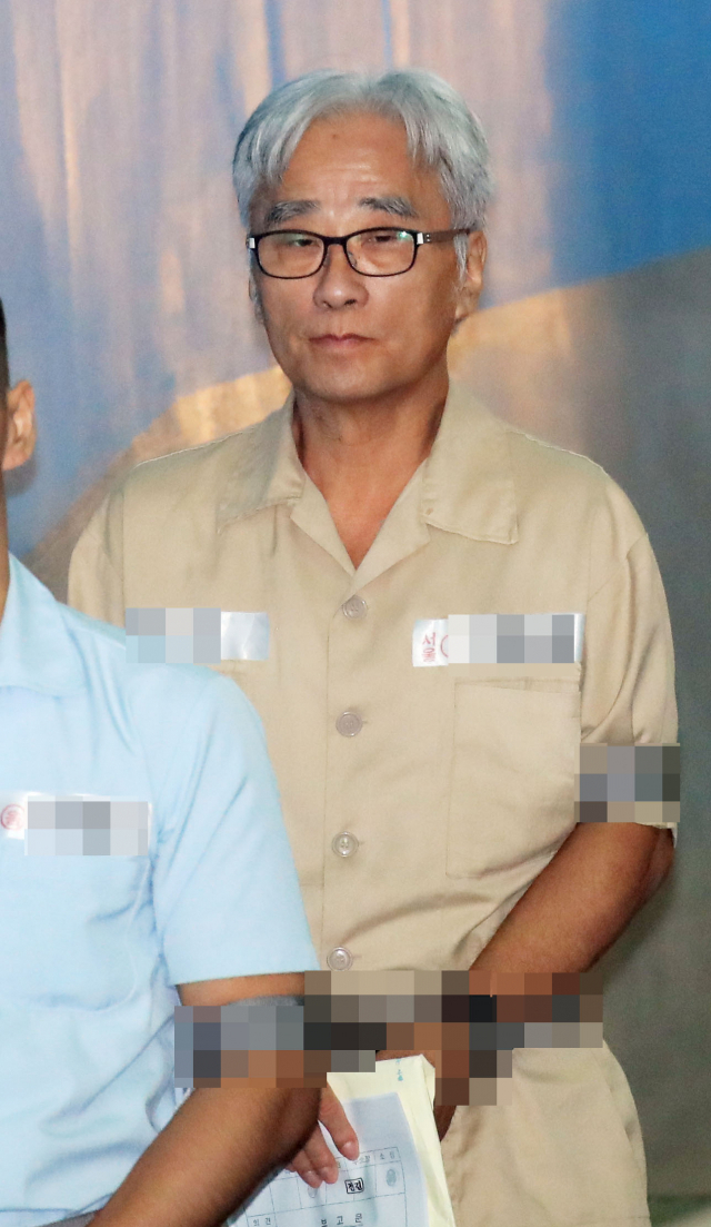 극단 단원들을 상습 성추행한 혐의(유사강간치상)로 구속기소된 연극연출가 이윤택 전 연희단거리패 예술감독이 27일 오후 서울 중앙지법에서 열린 결심 공판에 출석하고 있다. 연합뉴스