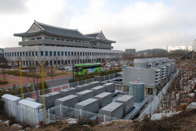 경북도청 신도시에는 IT기술과 전력망을 합친 스마트그리드 시스템을 도입하고 있다. 사진은 도청 청사 뒤편에 있는 태양광·지열 발전시설과 태양전지의 모습. 매일신문 D/B