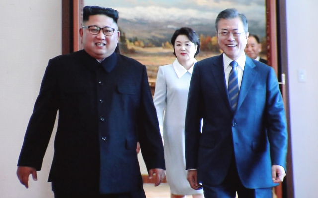 문재인 대통령 평양 방문 이틀째인 19일 오전 서울 동대문디자인플라자(DDP) 남북정상회담 메인프레스센터 대형모니터에 평양 백화원 영빈관에서 만난 문재인 대통령과 김정은 북한 국무위원장의 모습이 나오고 있다. 연합뉴스