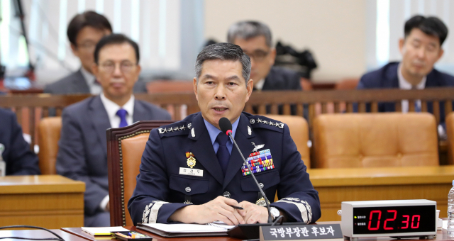 정경두 국방부장관 후보자가 17일 국회에서 열린 인사청문회에서 청문위원들의 질의에 답변하고 있다. 연합뉴스