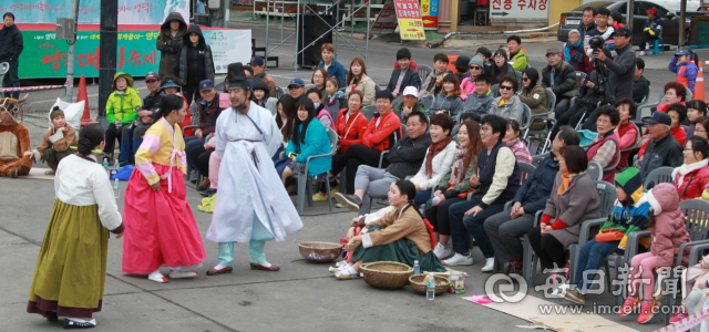 순수 일반인으로 구성된 꾀쟁이 방학중 연극단이 영덕지역 축제에서 공연하고 있다. 영덕군 제공