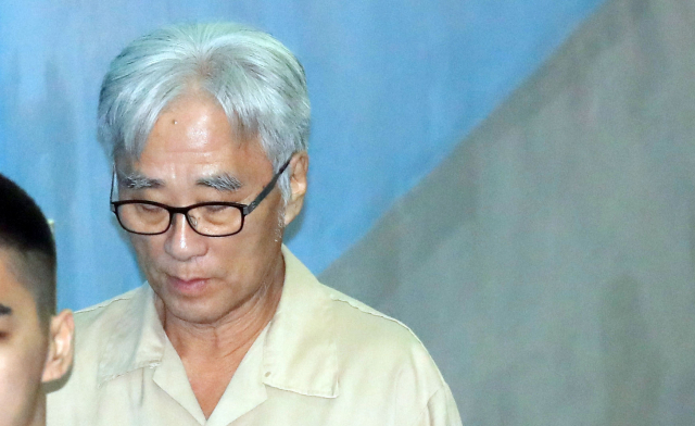 극단 단원들을 상습 성추행한 혐의(유사강간치상)로 구속기소된 연극연출가 이윤택 전 연희단거리패 예술감독이 27일 오후 서울 중앙지법에서 열린 결심 공판에 출석하고 있다. 연합뉴스