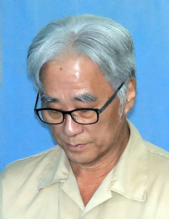 극단 단원들을 상습 성추행한 혐의(유사강간치상)로 구속기소된 연극연출가 이윤택 전 연희단거리패 예술감독이 19일 오후 서울 중앙지법에서 열린 선고 공판에 출석하고 있다. 법원은 이 전 감독에게 징역 6년을 선고하고 80시간의 성폭력 치료프로그램 이수와 10년 동안의 취업제한을 명령했다. 연합뉴스