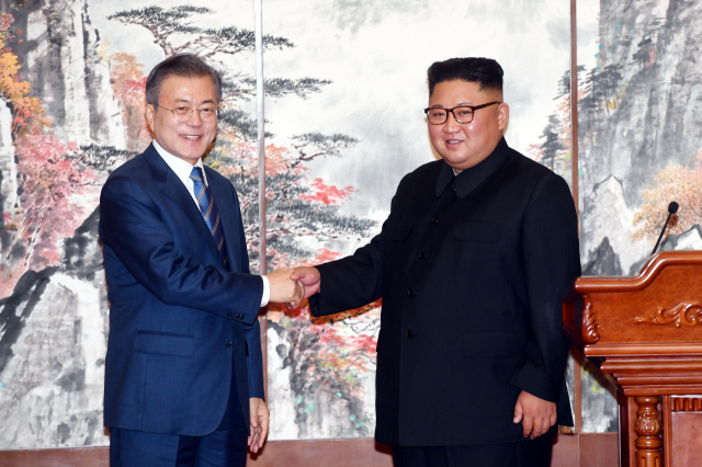 문재인 대통령과 김정은 북한 국무위원장이 19일 백화원 영빈관에서 9월 평양공동선언문을 발표한 뒤 악수하고 있다. 연합뉴스