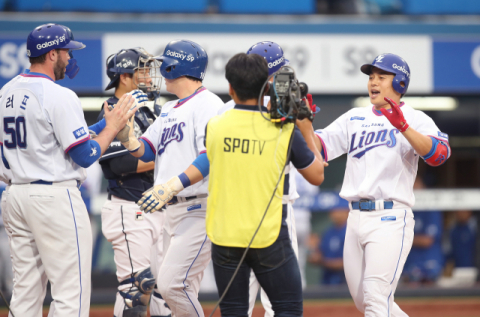 지난 6월 22일 대구삼성라이온즈파크에서 열린 두산 베어스전 1회말 무사 만루에서 삼성 김헌곤이 홈런을 쳐 홈을 밟은 뒤 동료들의 환영을 받고 있다. 삼성 라이온즈 제공