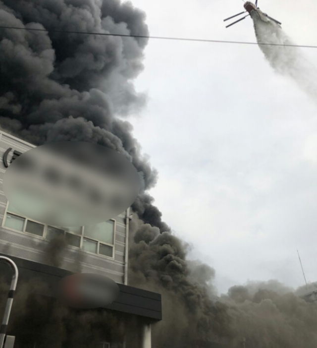 19일 오후 경기도 화성시 향남읍의 한 반도체 세정공장에서 불이 나 소방당국이 진화작업에 나섰다. 사진은 불이 난 공장. 연합뉴스