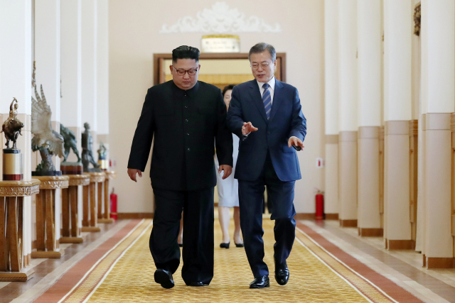 문재인 대통령과 김정은 국무위원장이 19일 오전 평양 백화원 영빈관에서 열린 남북정상회담에 입장하고 있다. 평양사진공동취재단