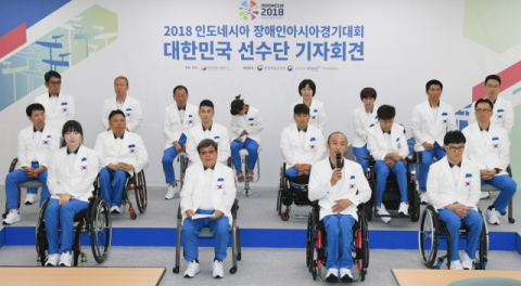 2018 인도네시아 장애인아시안게임 대한민국 선수단 기자회견이 열린 19일 경기도 이천시 대한장애인체육회 이천훈련원에서 정진완 총감독이 취재진 질의에 답하고 있다. 연합뉴스