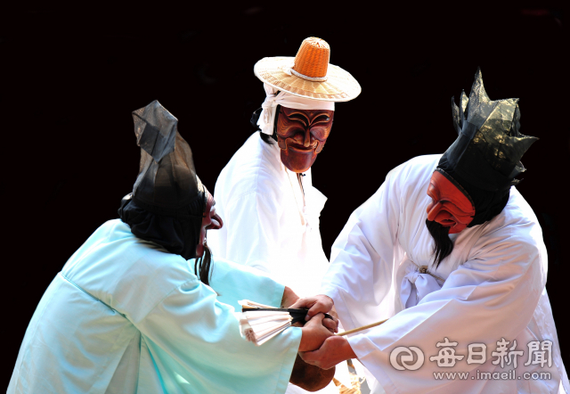 안동시는 하회별신굿탈놀이를 비롯해