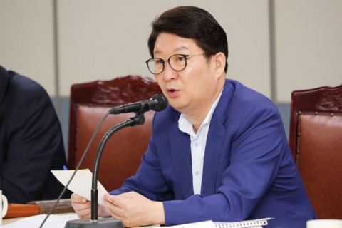 권영진 대구시장이 19일 시청에서 열린 확대간부회의에서 대구경북 상생협력을 위해 고민하는 자세를 갖출 것을 지시하고 있다. 대구시 제공