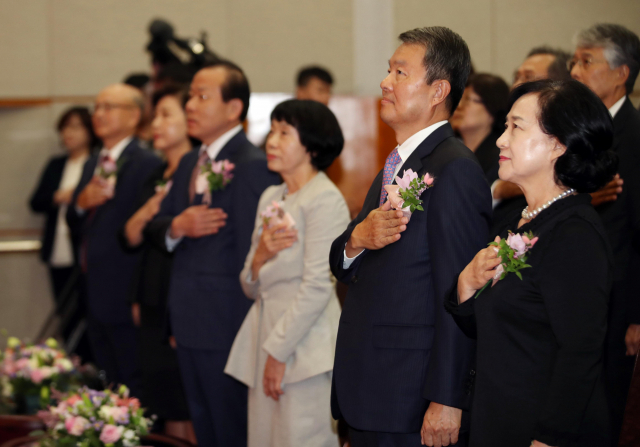 이진성 헌법재판소장(오른쪽 두번째)이 19일 오전 서울 종로구 헌법재판소에서 열린 헌법재판관 퇴임식에서 국민의례를 하고 있다. 연합뉴스