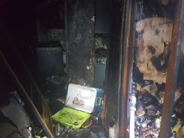 19일 오후 3시30분쯤 대구 중구 남산동의 한 주택에서 원인을 알 수 없는 불이나 소방차 17대와 소방관 55명이 출동해 진화에 나섰지만 800여만원(소방서 추산)의 피해를 냈다.