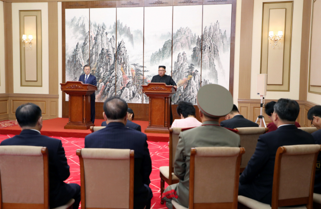 문재인 대통령과 김정은 국무위원장이 19일 평양 백화원 영빈관에서 평양공동선언을 발표하고 있다. 평양사진공동취재단