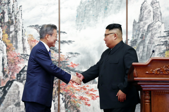 문재인 대통령과 김정은 북한 국무위원장이 19일 백화원 영빈관에서 9월 평양공동선언문을 발표한 뒤 악수하고 있다. 연합뉴스