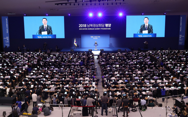 문재인 대통령 평양 방문 이틀째인 19일 오후 윤영찬 청와대 국민소통수석이 서울 동대문디자인플라자(DDP) 남북정상회담 메인프레스센터에서 브리핑하고 있다. 연합뉴스
