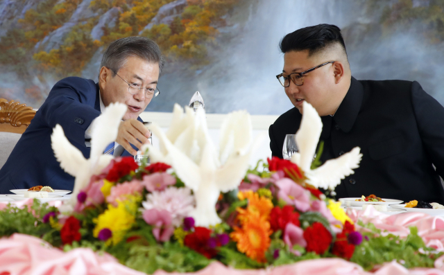 문재인 대통령과 김정은 북한 국무위원장이 19일 오후 평양 옥류관에서 열린 오찬에서 