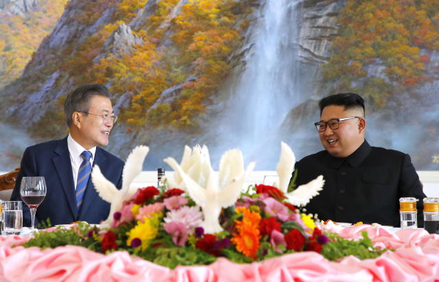 문재인 대통령과 김정은 국무위원장이 19일 오후 평양 옥류관에서 열린 오찬에서 대화하고 있다. 평양사진공동취재단
