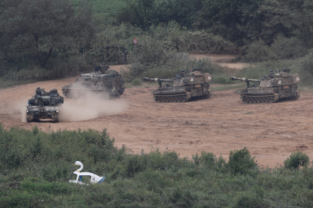 평양공동선언문이 발표된 19일 경기도 파주시 접경지역에서 훈련 중이던 K-55 자주포들이 포구 잠금쇠로 포신을 고정한 채 대기하고 있다. 남북은 이날 