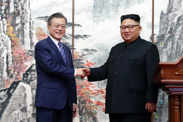 문재인 대통령과 김정은 국무위원장이 19일 평양 백화원 영빈관에서 평양공동선언을 발표한 후 악수하고 있다. 평양사진공동취재단
