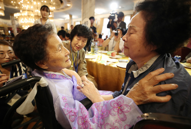 제21차 이산가족 상봉행사 2회차 마지막 날 북한 금강산호텔에서 열린 작별상봉 및 공동중식에서 북측 박영희(85) 할머니와 남측 동생 박유희(83), 유경희(72) 씨가 눈물을 흘리고 있는 모습. 연합뉴스