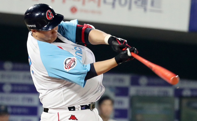 26일 오후 부산 사직야구장에서 열린 프로야구 NC와 롯데의 경기. 6회말 1사 주자1,2루 상황에서 롯데 이대호가 1타점 적시타를 치고 있다. 연합뉴스