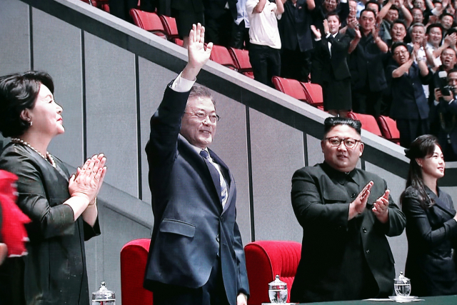 19일 밤 문재인 대통령이 능라도 5·1경기장을 방문해 인사하고 있다. 동대문디자인플라자 남북정상회담 메인프레스센터 실시간 중계 모니터 캡처. 연합뉴스