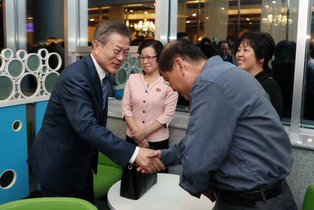 문재인 대통령과 김정숙 여사가 19일 오후 평양 대동강 수산물 식당을 찾아 평양시민들과 대화를 나누고있다. 연합뉴스