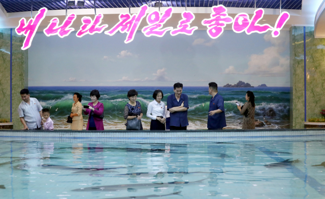 평양남북정상회담 둘째날인 19일 저녁 북한을 대표하는 식당 중 하나인 평양 대동강구역 